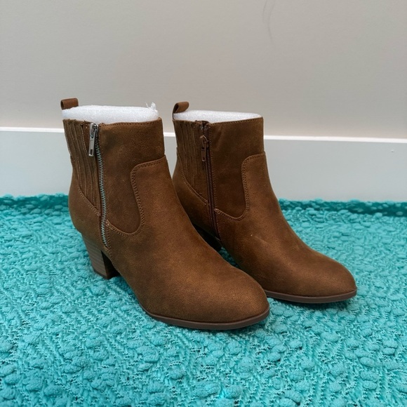 DV Dolce Vita Caitie Ankle Bootie - Picture 3 of 8